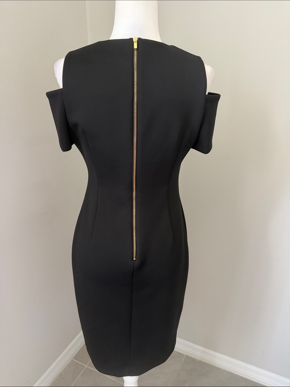 CALVIN KLEIN Cold Shoulder Scuba Sheath Dress Black Gold Zip LBD Size Small - Picture 4 of 13